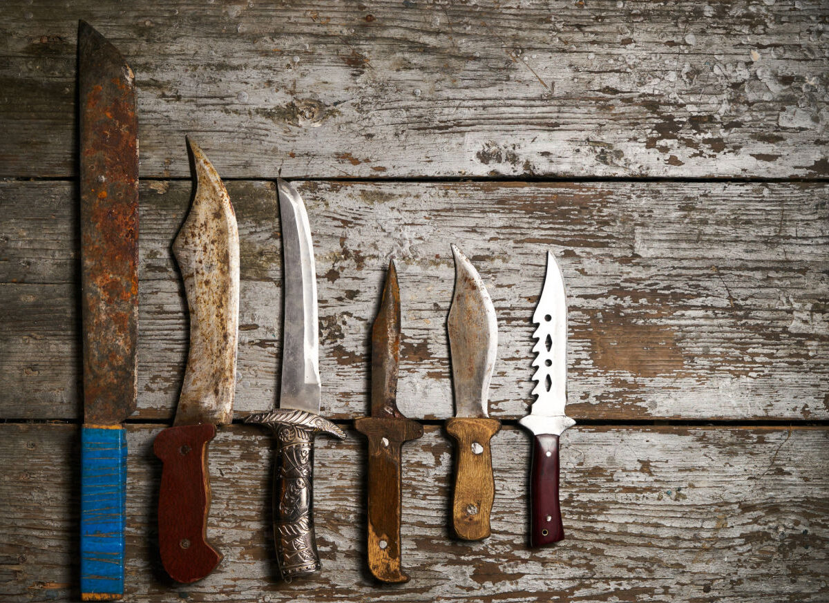 En fin samling handgjorda knivar